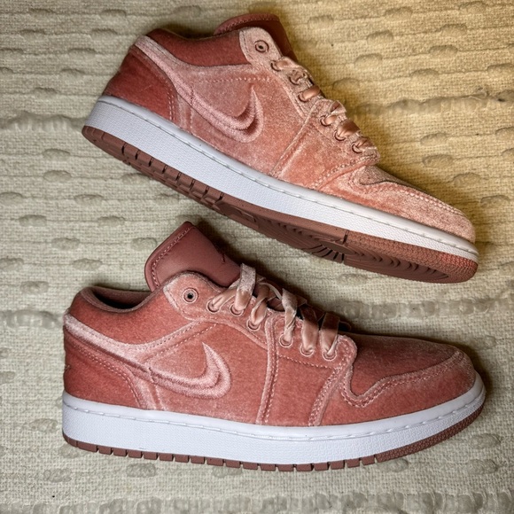 NEW- Air Jordan 1 Low SE Pink Velvet - Picture 11 of 11